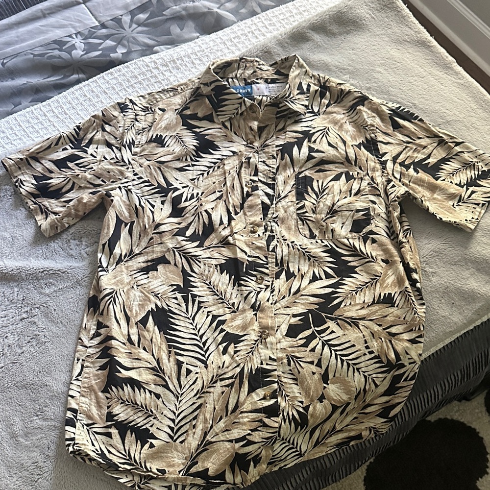 Old Navy Men's Black and Tan Leaf Print Shirt